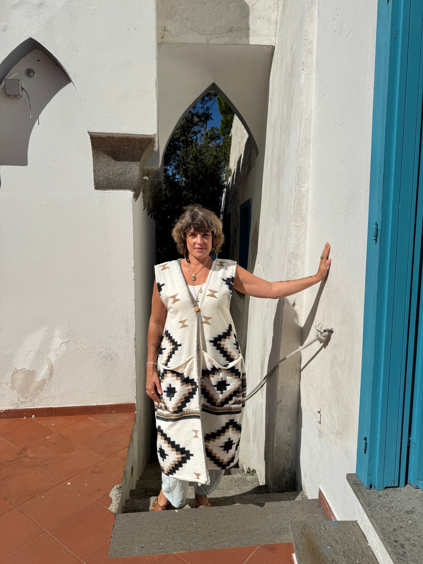 Une ruelle blanche et son ogive à Procida