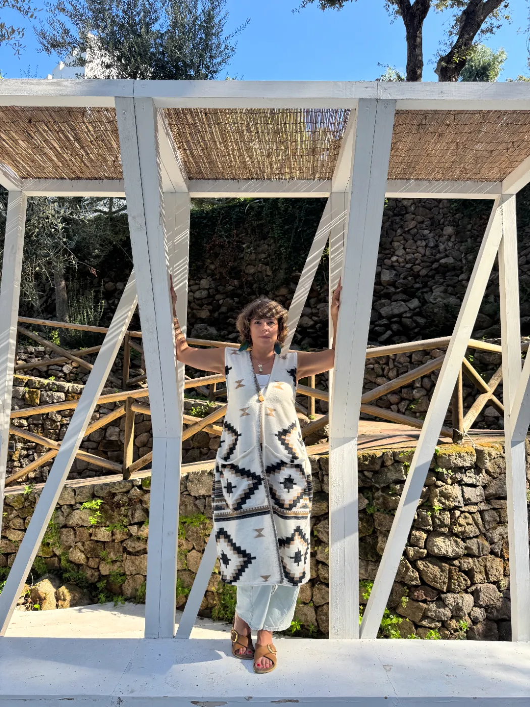 Camille Soustra sous la pergola blanche à Procida
